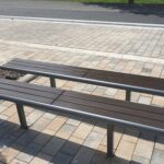 freistehende Sitzbänke Typ L mit Holzfüllung am ZOB Hammelburg