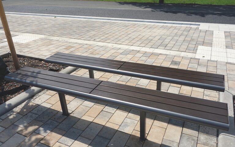 freistehende Sitzbänke Typ L mit Holzfüllung am ZOB Hammelburg