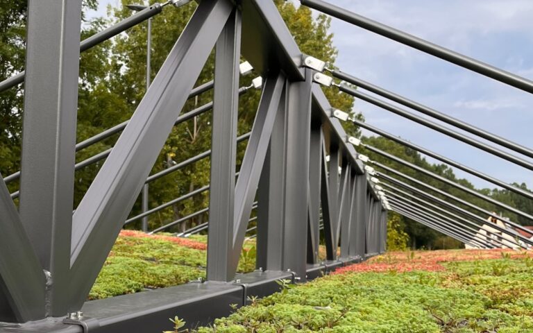 Detail Gitterträger der doppelzeiligen Überdachung System O mit Gründach in Hammelburg