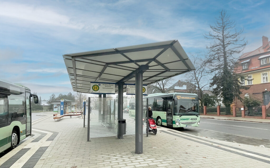Markante spitze Dachform der Überdachung O R-Maxi am Busbahnhof Herzberg/Elster
