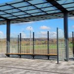 Windschutzwand mit Sitzbänken am ZOB Heskem