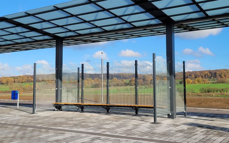 Windschutzwand mit Sitzbänken am ZOB Heskem