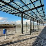 Überdachung System O doppelzeilig mit Windschutzwand und Sitzbänken