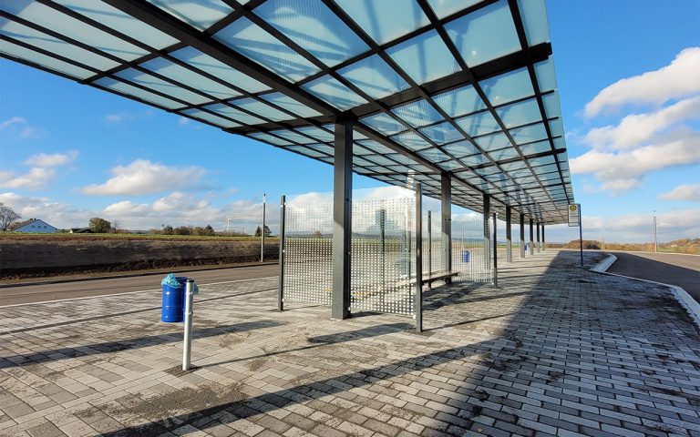 Überdachung System O doppelzeilig mit Windschutzwand und Sitzbänken