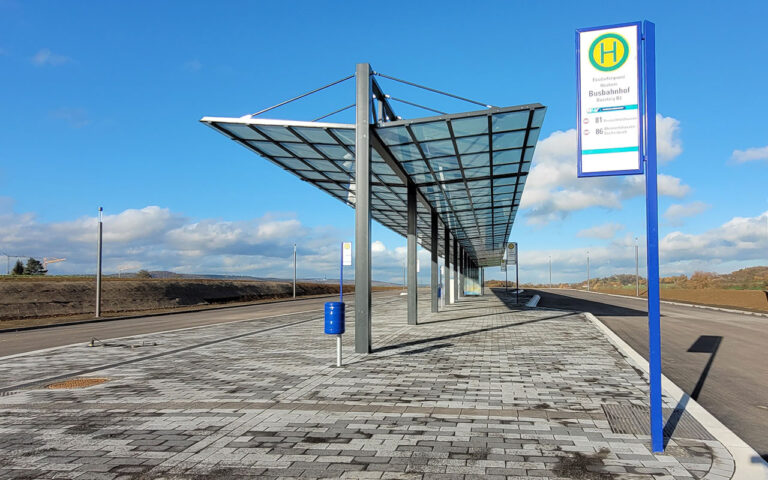 Businsel ZOB Heskem mit FGI Schildeinheit vor Überdachung System O DZ