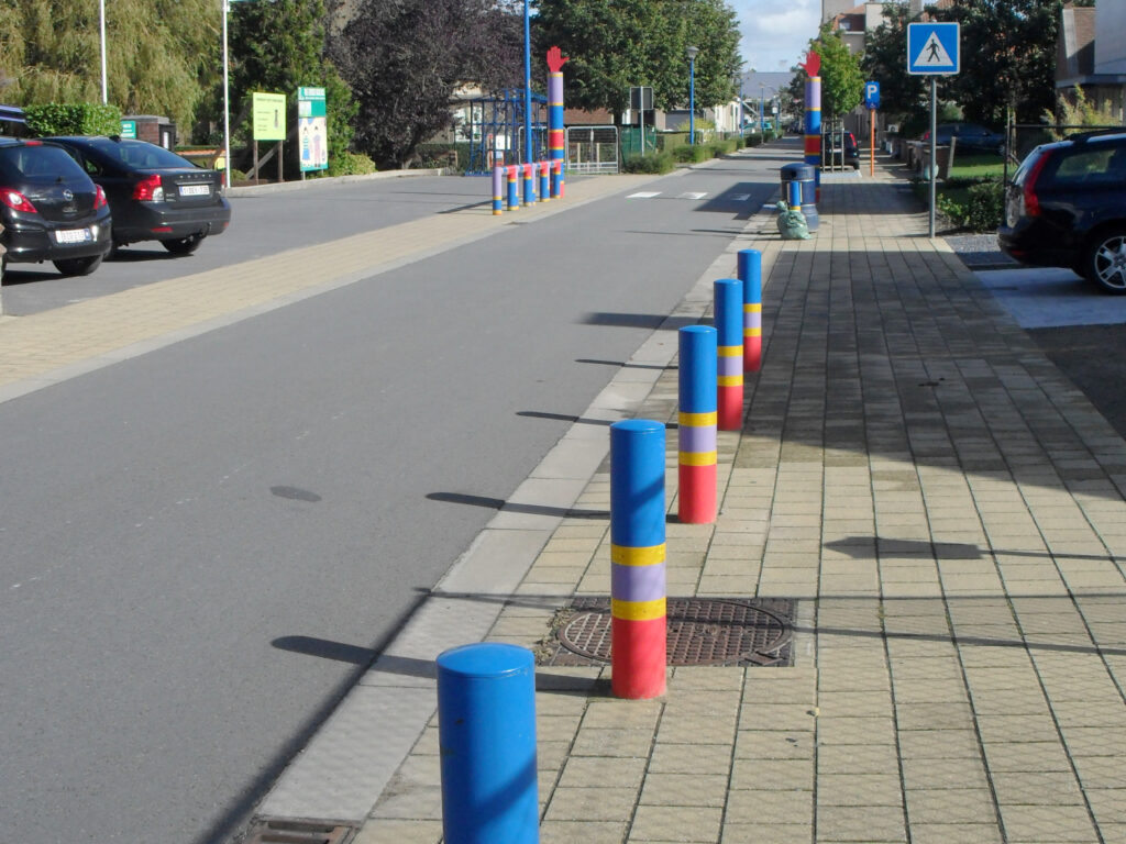 Klare Abgrenzung zur Straße mit dem Poller JULIE für die Sicherheit von Kindern