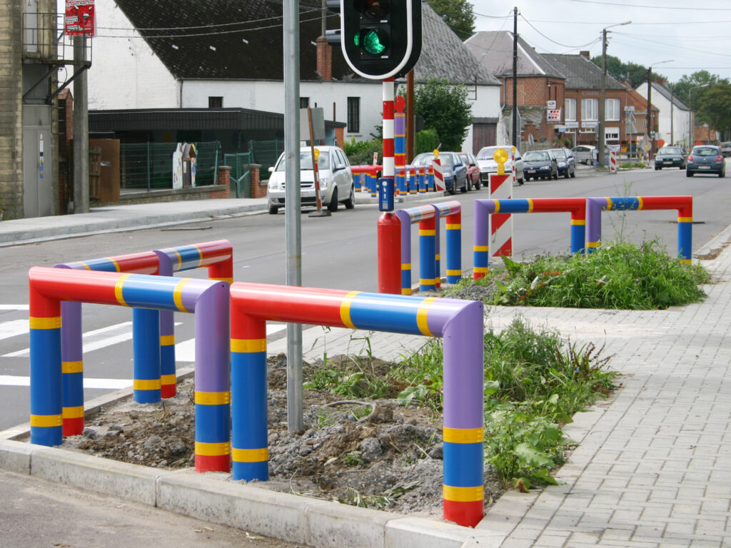 Schulwegsicherungssystem JULIE mit dem farbenfrohen Bügel als Absperrung zur Straße