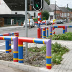 Schulwegsicherungssystem JULIE mit dem farbenfrohen Bügel als Absperrung zur Straße