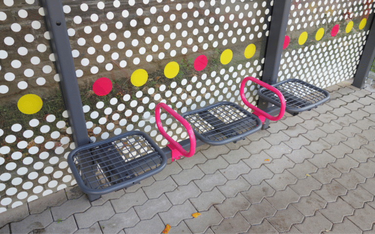 Sitzbank mit Armlehen in KOVEB Magenta in der Wartehalle System A-G