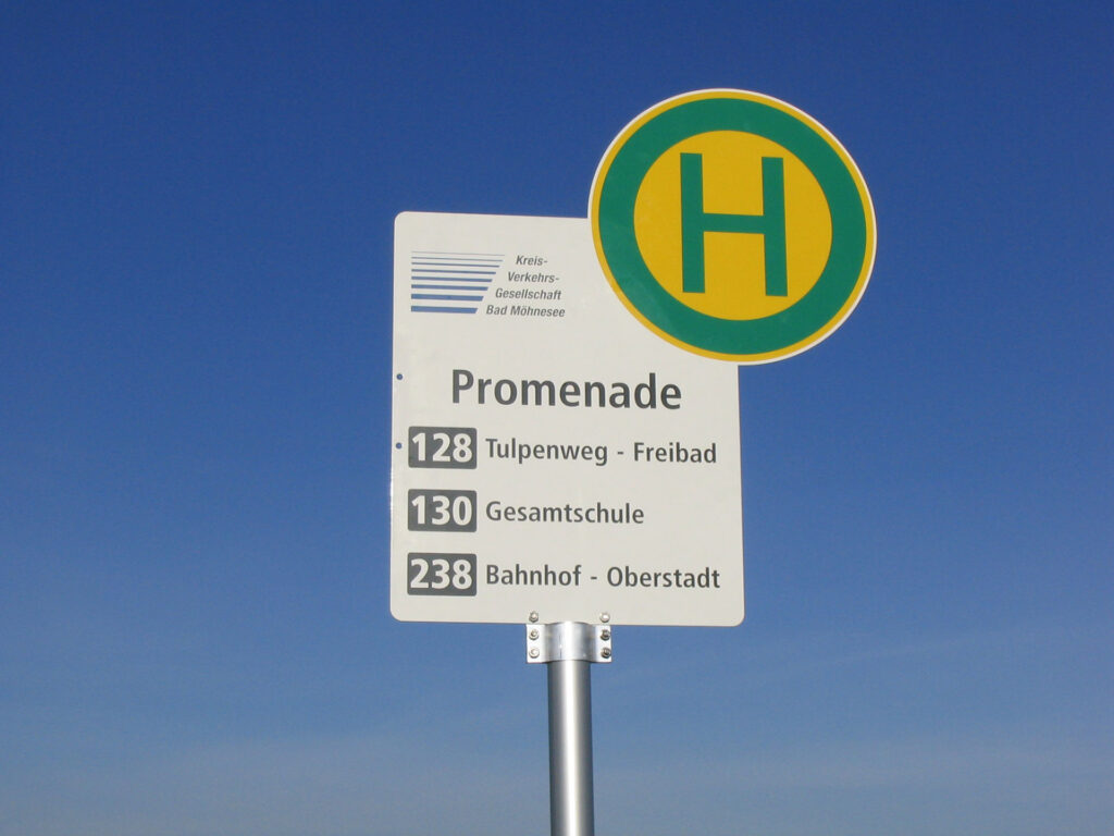 Kompaktschild ST-4 mittig am Mast befestigt