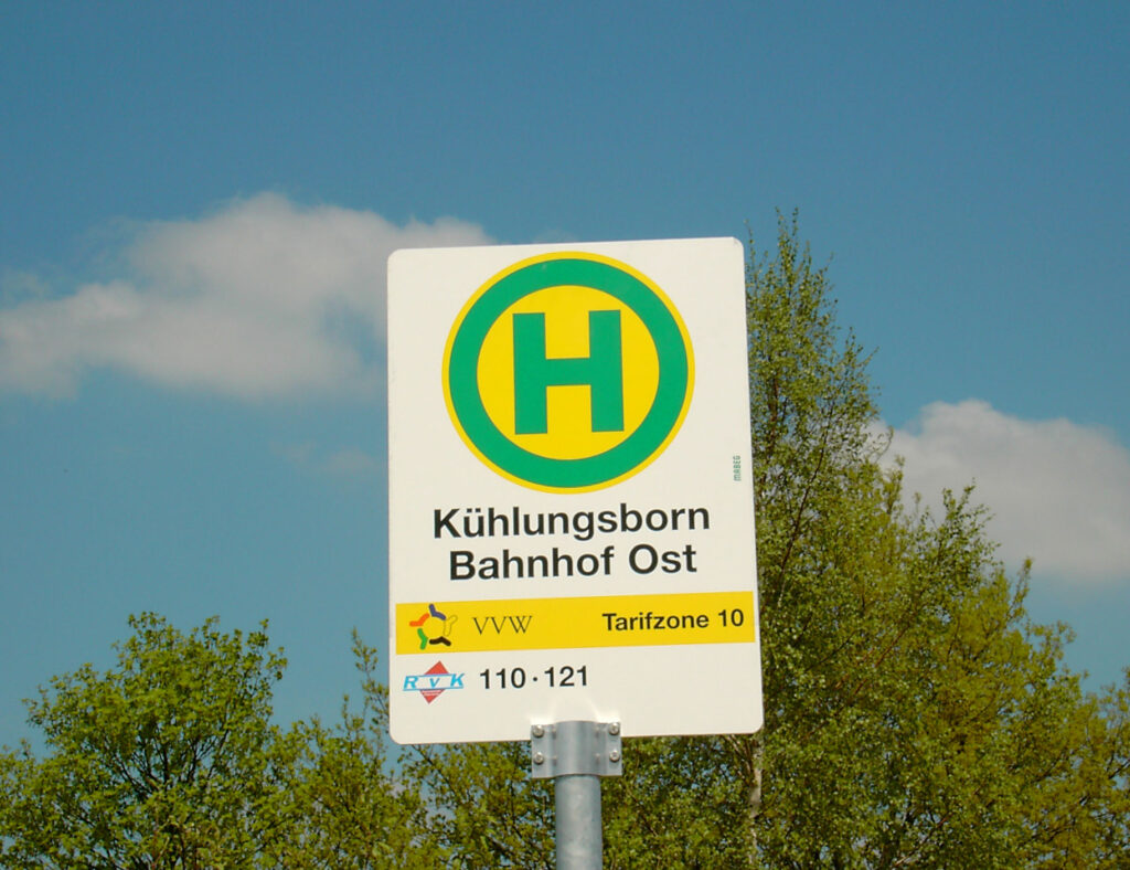 Kompaktschild ST-5 mittig auf Mast befestigt