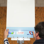 Schild abkippen und entnehmen ...