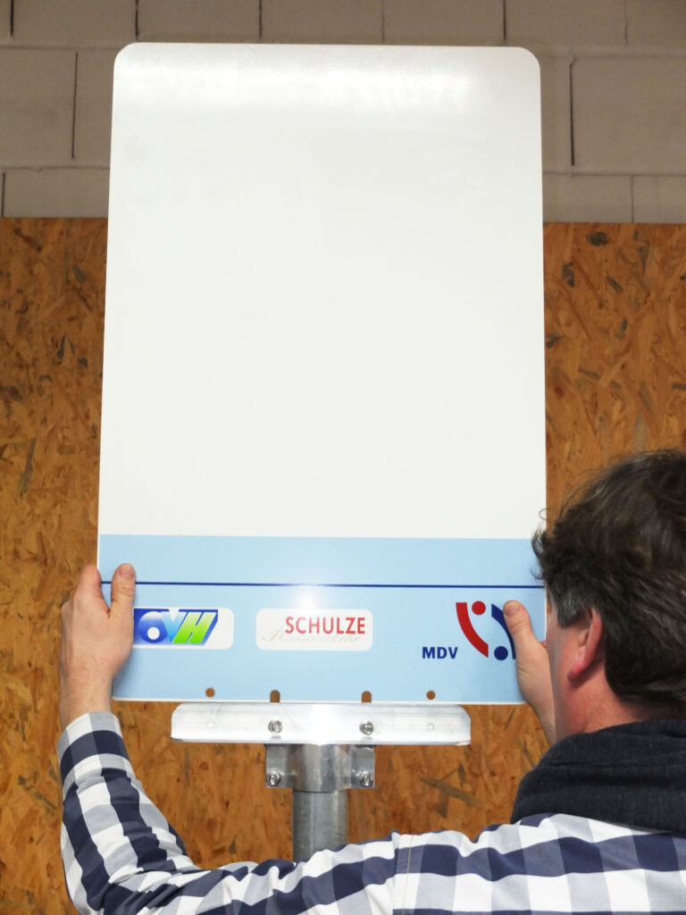 Schild abkippen und entnehmen ...