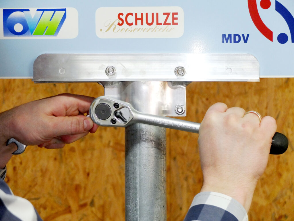 Einfacher Schildwechsel: Schrauben einseitig lösen ...