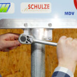 Einfacher Schildwechsel: Schrauben einseitig lösen ...