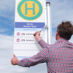 Der Schildwechsel: Schrauben lösen ...