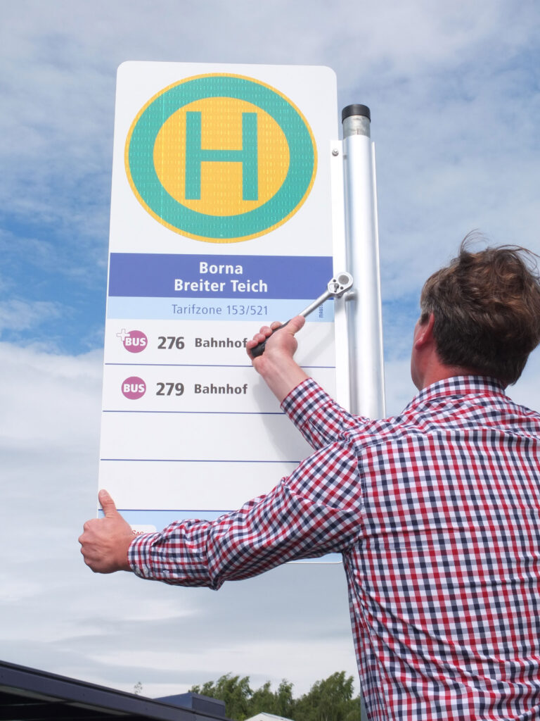 Der Schildwechsel: Schrauben lösen ...