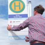 Schild leicht abkippen und entnehmen ...