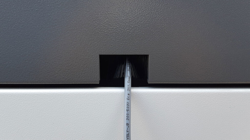 Tür am Ladeschrank MA-E mit Ausschnitt für Kabel zum direkten Laden