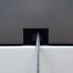 Tür am Ladeschrank MA-E mit Ausschnitt für Kabel zum direkten Laden