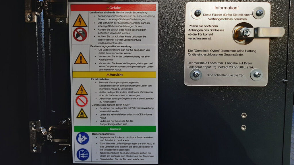 Ladeschrank MA-E mit Warnhinweisen an der Innenseite der Tür