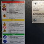 Ladeschrank MA-E mit Warnhinweisen an der Innenseite der Tür