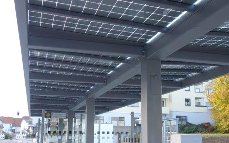 Photovoltaik-Dacheindeckung an der Überdachung ZOB Laichingen