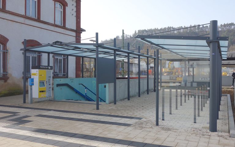 Treppeneinhausung System O mit Fahrradüberdachung System O in Lauda-Königshofen