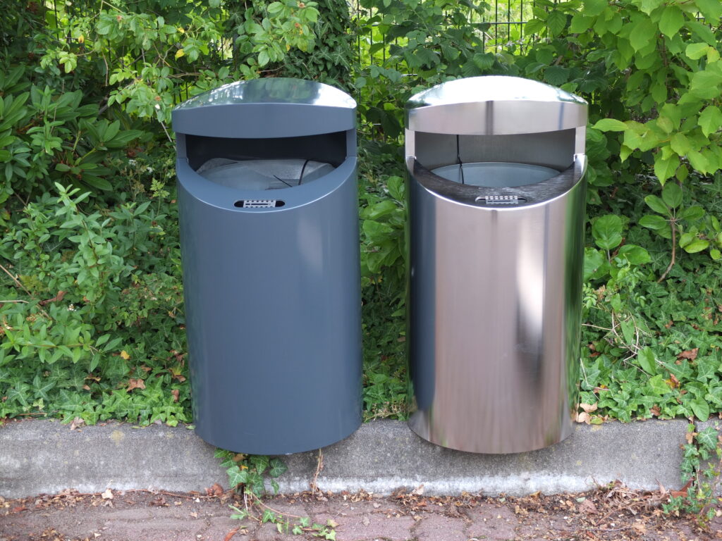 Abfallbehälter M-44 in Edelstahl elektropoliert oder in Edelstahl farbbeschichtet in RAL