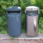 Abfallbehälter M-44 in Edelstahl elektropoliert oder in Edelstahl farbbeschichtet in RAL