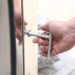 Öffnen des M-44 mit Dreikantschlüssel