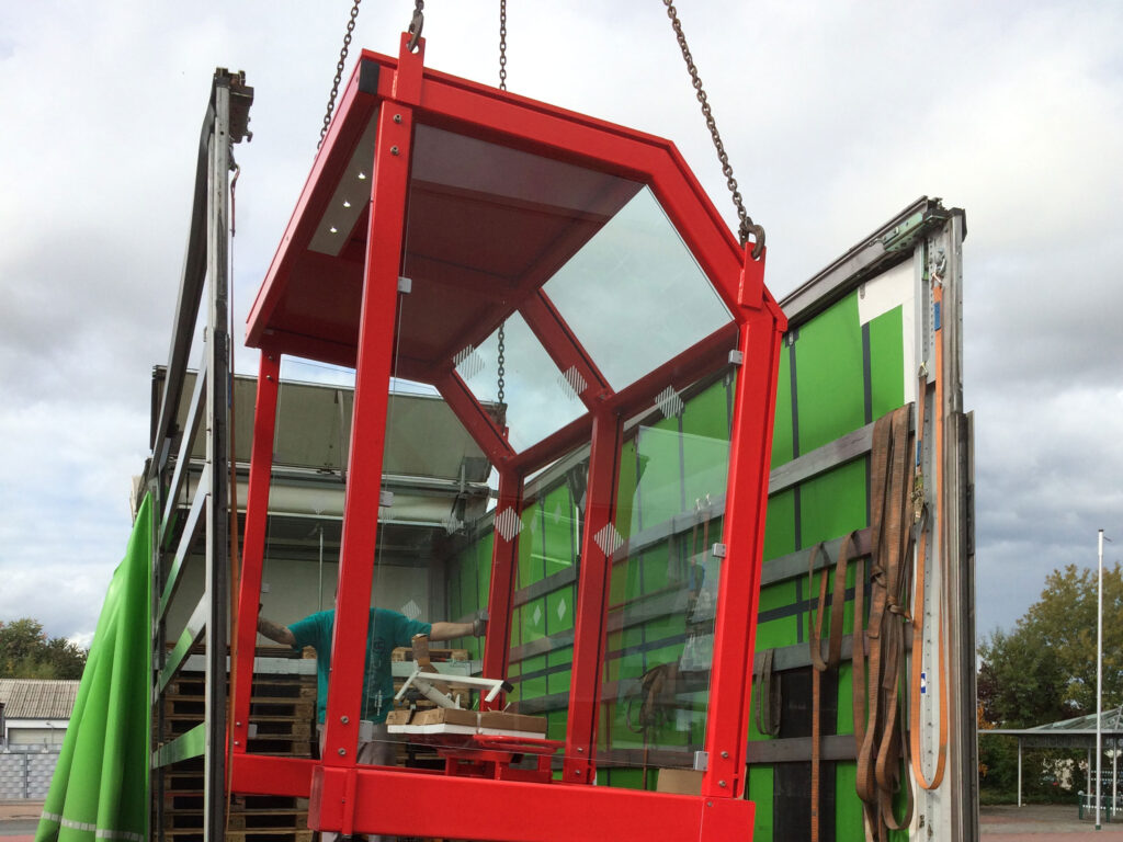 Verladung einer mobilen Wartehalle System A