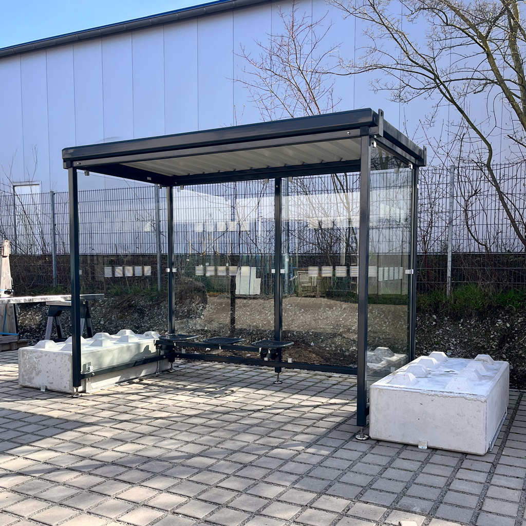 Wartehalle System B mobil mit seitlichen Betonblöcken zur Beschwerung