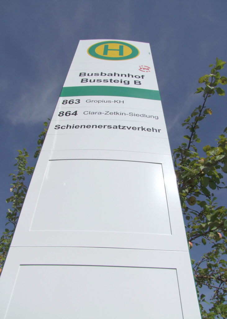 Detail MODULAR-Stele mit Fahrplanausschnitt