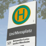 Detail Kopfschild der MODULAR-Stele