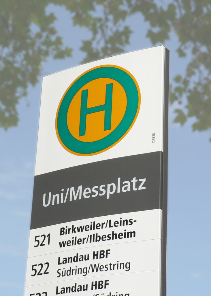 Detail Kopfschild der MODULAR-Stele