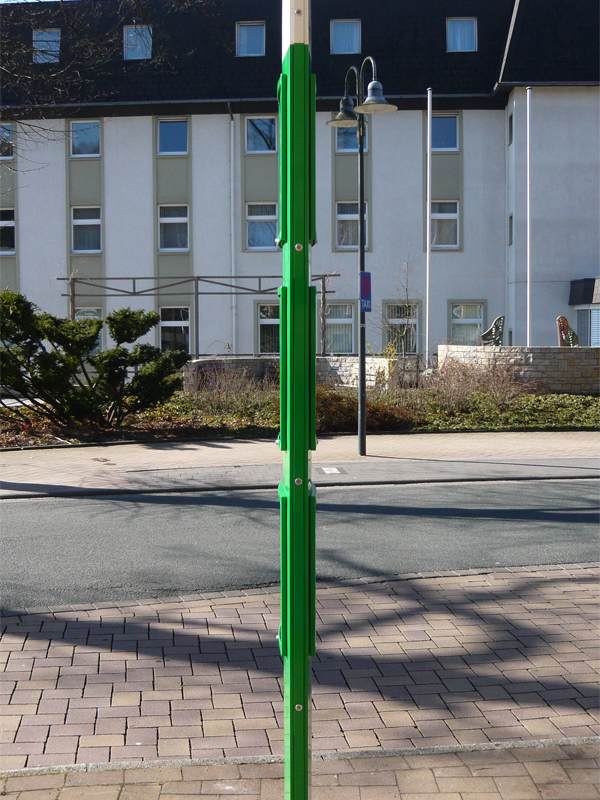 An die Kontur der Stele angepasste aufgesetzte Fahrplankästen