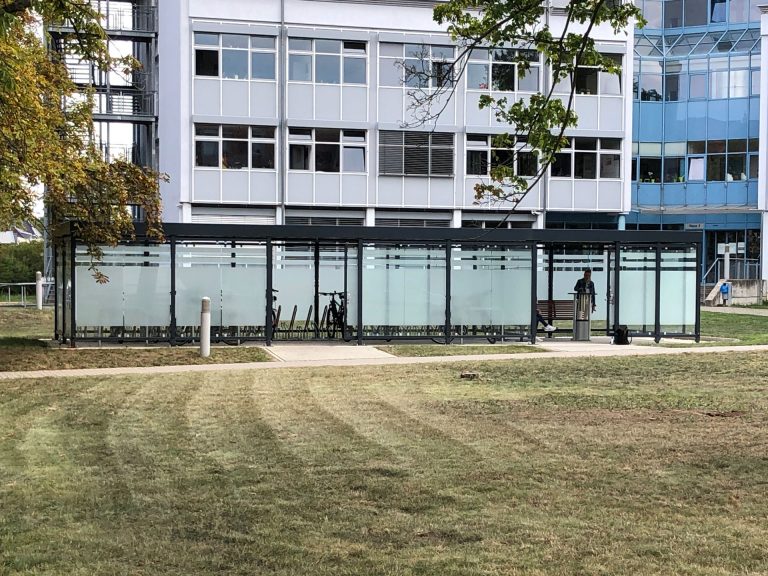 Kombinierte Raucher- und Fahrradüberdachung PROTECT am Landratsamt Naumburg