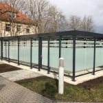 Komplett verglaster Unterstand für 40 Fahrräder und separater Raucherraum aus dem System PROTECT