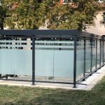 PROTECT Überdachung für Fahrräder und separater Raucherraum mit Rauchertisch