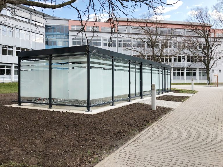 PROECT Überdachung am Landratsamt Naumburg für 40 Fahrräder und separate Sitzgelegenheit mit Rauchertisch
