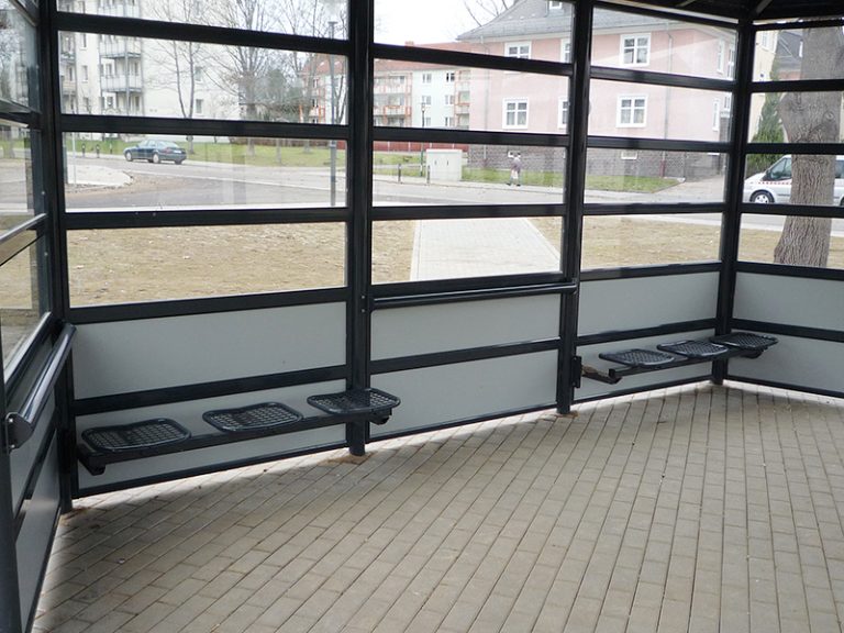 Drahtgittersitze und Anlehnstange im Pavillon Typ Pentagon