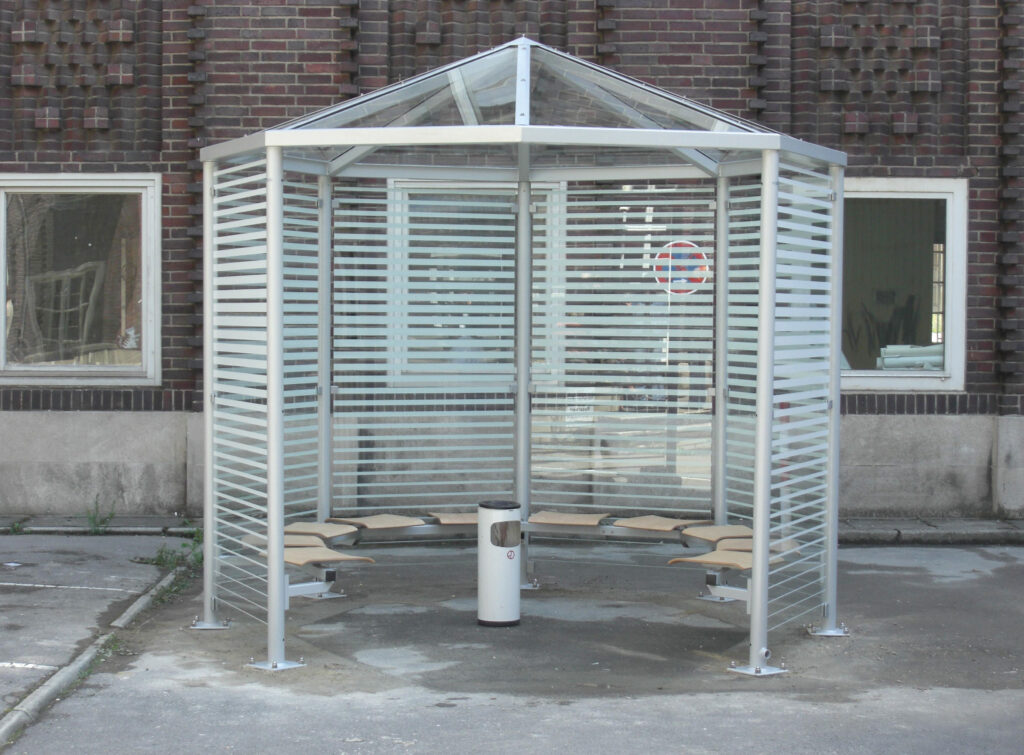 Raucherpavillon mit speziellem Scheibendekor und Holzsitz WOOD-I (Belmadur)