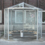 Raucherpavillon mit speziellem Scheibendekor und Holzsitz WOOD-I (Belmadur)