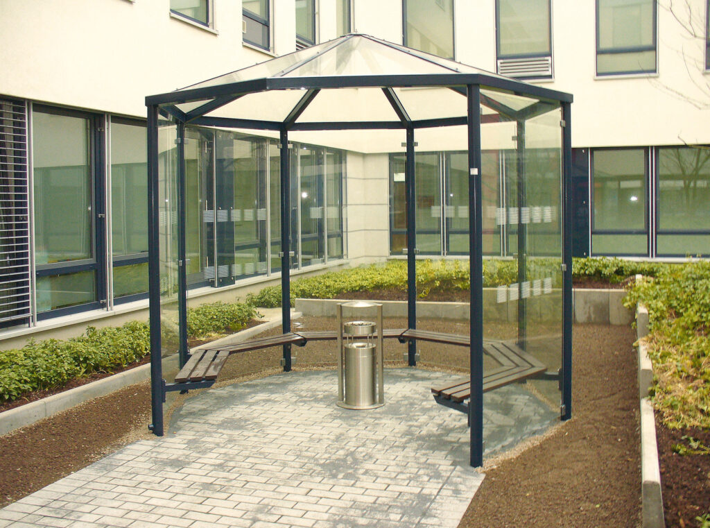 Raucherpavillon mit Glaseindeckung