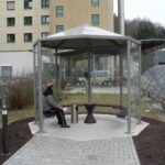 Raucherpavillon mit Dacheindeckung in Aluminium