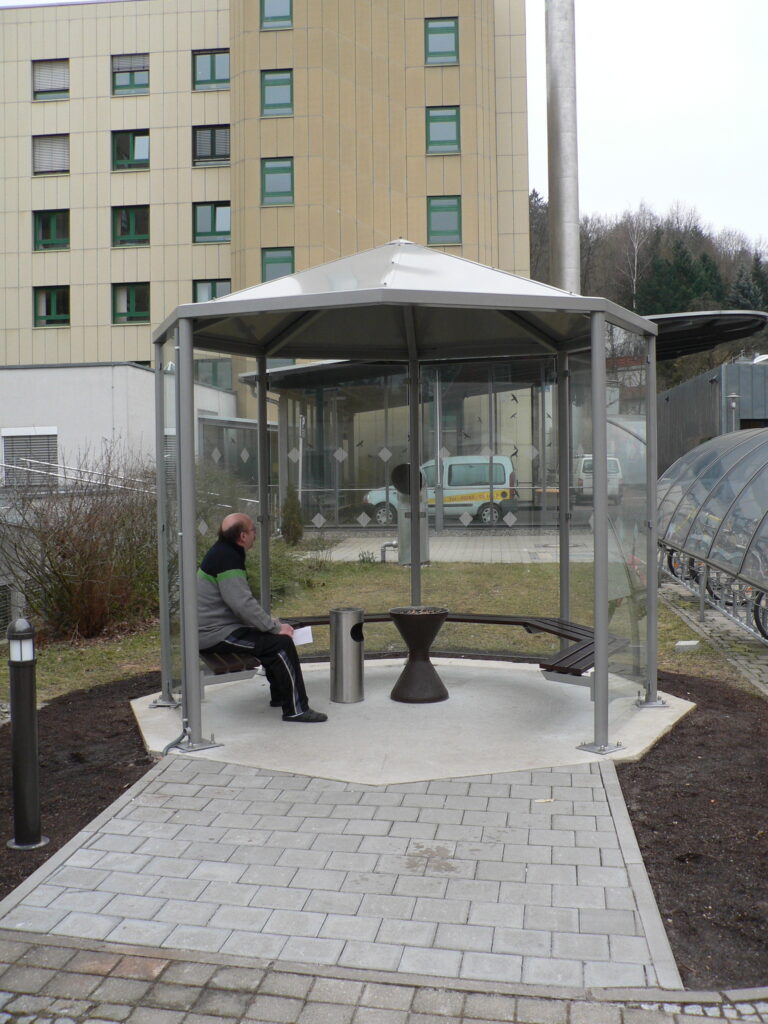 Raucherpavillon mit Dacheindeckung in Aluminium