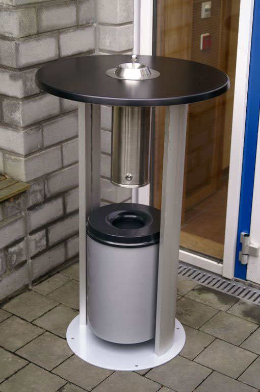 Rauchertisch mit Abfallbehälter und Ascher