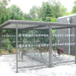 Flachdach-Pavillon in Kombination als Raucher- und Fahrradunterstand