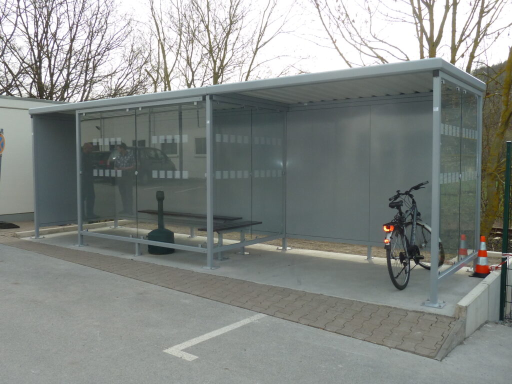 Flachdach-Pavillon als Kombination von Raucher- und Zweiradunterstand